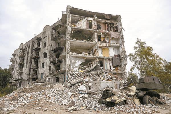   آثار الدمار على أحد المبانى بخاركيف