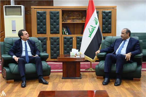 وزير الثقافة العراقي حسن ناظم والسفير الفرنسي في بغداد أريك شوفالييه