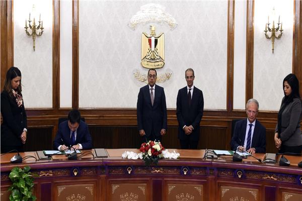 رئيس الوزراء يشهد توقيع مذكرة بين "ايتيدا" و"OPPO" لإنشاء مصنع محمول بمصر