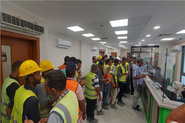 توافد المئات من العمالة غير المنتظمة على مجمع خدمات صندوق تحيا مصر بسيدي عبد الرحمن