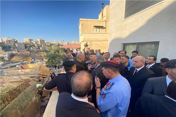 رئيس الوزراء الأردني بشر الخصاوة تفقد موقع انهيار إحدى المباني السكنية في عمَان 