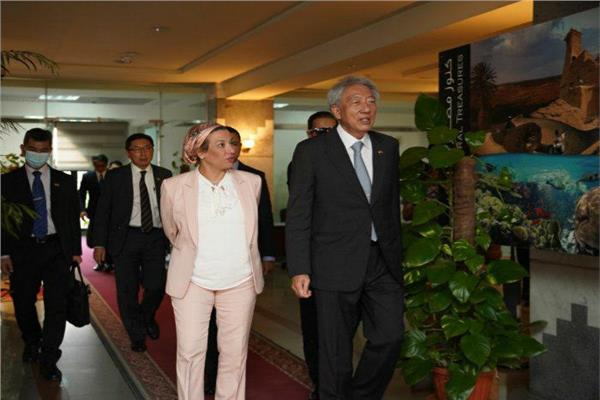 كبير الوزراء السنغافوري ووزيرة البيئة