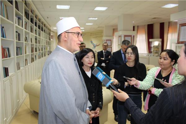 أمين "البحوث الإسلامية"اثناء زيارته  لدار الكتب بكازخستان  