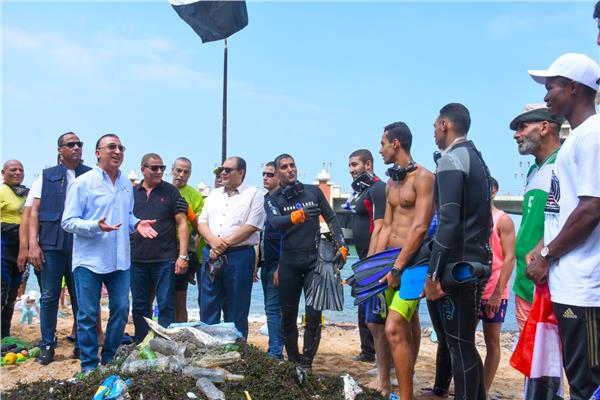 انطلاق مبادرة "تنظيف قاع الشواطىء من النفايات والمخلفات"جامعة الإسكندرية