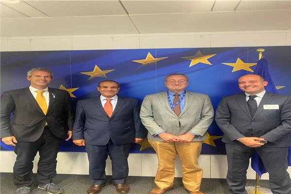 السفير بدر عبد العاطي مع مسؤولين بالاتحاد الأوروبي