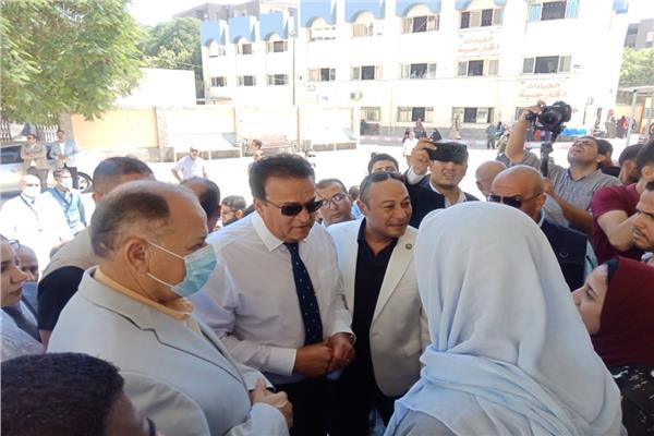 وزير الصحة يشدد على متابعة التزام الفرق الطبية بجداول العمل في مستشفى الإيمان العام