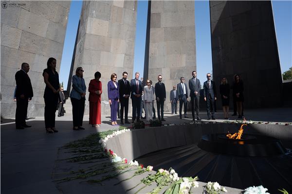 نانسي بيلوسي خلال زيارة النصب التذكاري لضحايا الإبادة الجماعية للأرمن في يريفان
