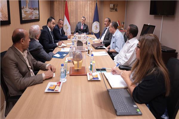 وزير السياحة والآثار يعقد ثاني اجتماعاته مع ممثلي اللجان النقابية
