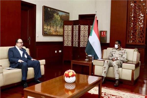 السفير المصري في الخرطوم مع  نائب رئيس مجلس السيادة الانتقالي بالسودان 