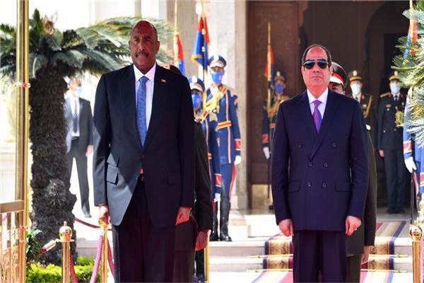 الرئيس  السيسي ورئيس مجلس السيادة السودانى -صورة أرشيفية -