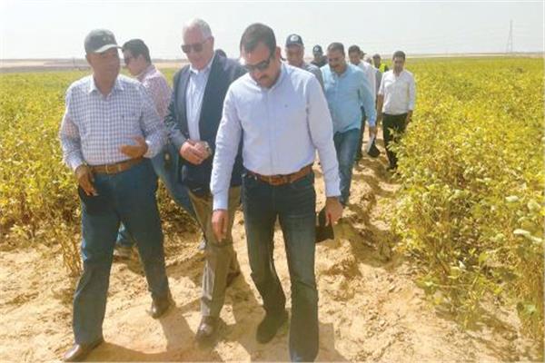 وزير الزراعة واستصلاح الأراضى خلال زيارته  لمشروع «مستقبل مصر»