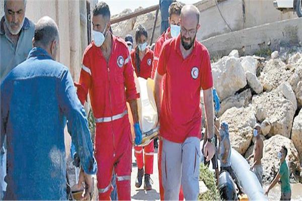 الهلال الأحمر السوري أثناء نقل الضحايا 