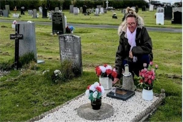 بعد 43 عاماً.. بريطانية تكتشف بأنها تزور القبر الخاطئ لوالدها 