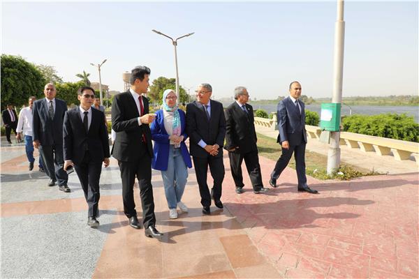 محافظ المنيا يستقبل سفير كوريا الجنوبية في مصر في جولة على كورنيش النيل