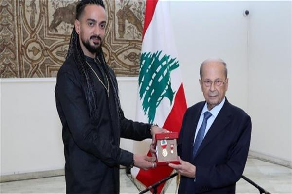 الرئيس اللبناني ميشال عون يسلم فرقة "مياس" وسام الاستحقاق اللبناني المذهب