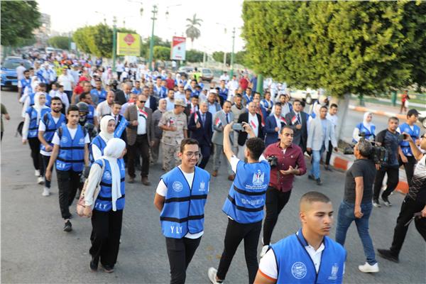 محافظ المنيا يقود "مسيرة شبابية " على كورنيش النيل