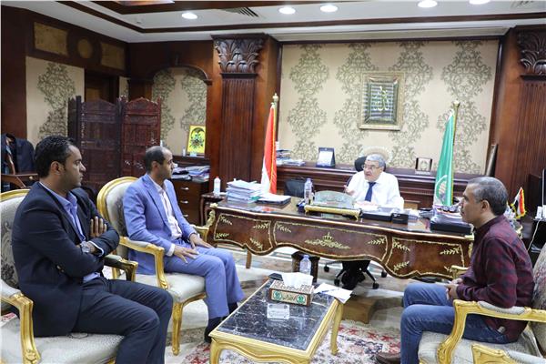 محافظ المنيا يستقبل وفد الوحدة المركزية لمشروعات المبادرة الرئاسية