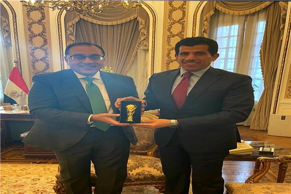 السفير القطري بالقاهرة يهدي رئيس الوزراء نموذج مصغر لكأس العالم
