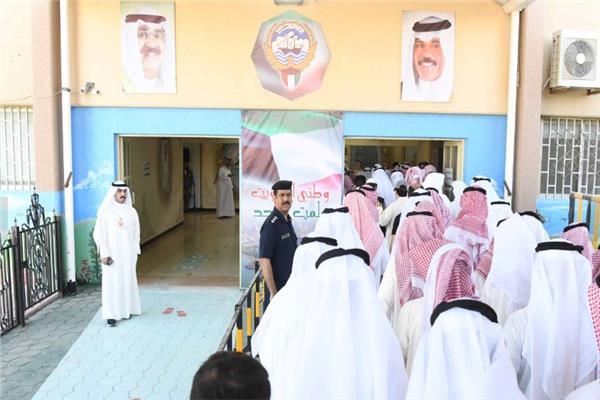 توافد الناخبين الكويتيين للتصويت بانتخابات مجلس الأمة