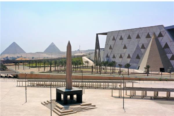 ميدان المسلة المعلقة بالمتحف المصري الكبير    