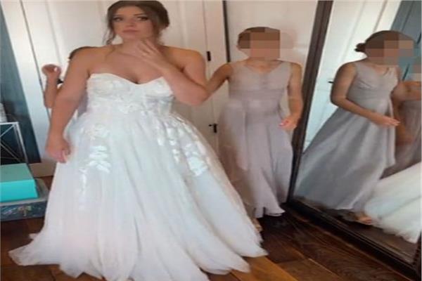 عروس أجنبية تقص فستانها إلى نصفين أثناء حفل الزفاف