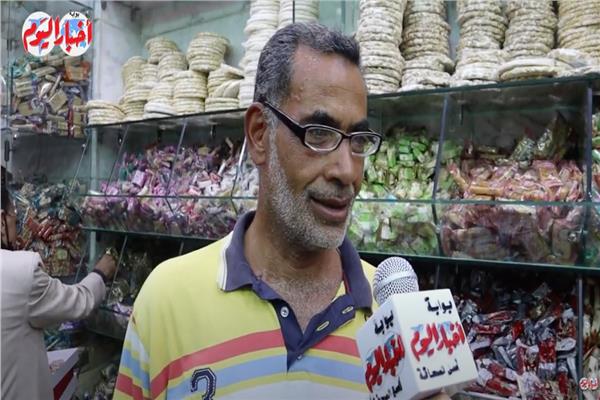 أحمد المواطنين خلال شرائه حلوى المولد