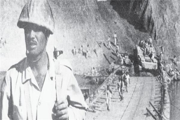  الجيش المصرى يعبر قناة السويس ويدمر الساتر الترابى