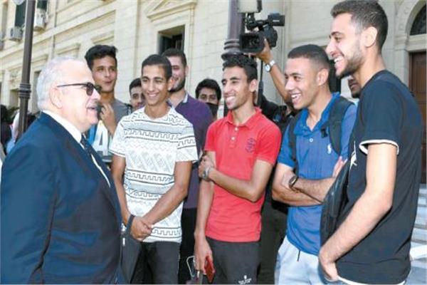  د. عثمان الخشت رئيس جامعة القاهرة أثناء لقائه بالطلاب الجدد