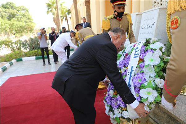 محافظ القاهرة يضع اكليلا من الزهور
