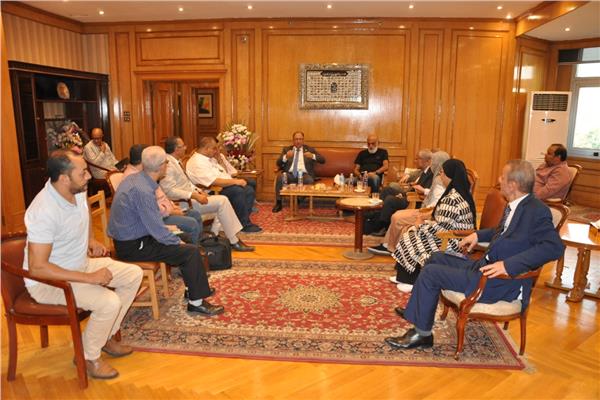 رئيس جامعة حلوان يجتمع مع منسقى الجامعة الأهلية