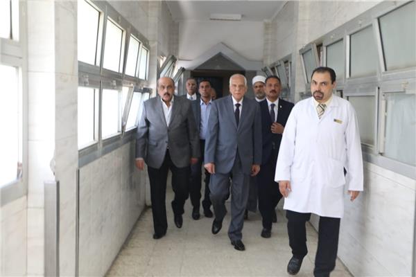 زيارة اللواء أحمد راشد محافظ الجيزة الطلاب المصابين بمستشفي امبابه
