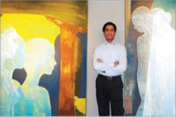 الفنان عصام معروف يتوسط أعماله بمعرض الرياض