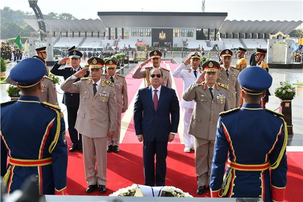 الرئيس السيسي يضع إكليلا من الزهور على قبر أنور السادات وعبد الناصر
