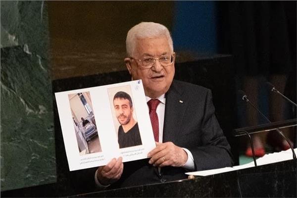 الرئيس محمود عباس ممسكا بصورة الأسير ناصر أبو حميد في الأمم المتحدة