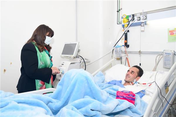 وزيرة الهجرة تزور الشاب أحمد حسين بمستشفى دار الشفاء