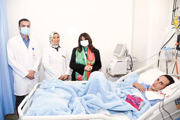 وزيرة الهجرة خلال زيارة الشاب المصرى داخل المستشفى 