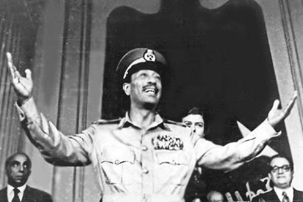فرحة الرئيس الراحل أنور السادات تضىء وجهه قبل إلقاء خطاب النصر إلى الأمة