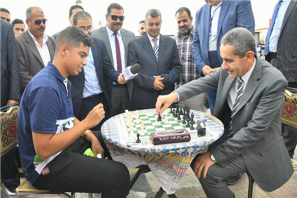 محافظ الغربية يلعب شطرنج أثناء افتتاحه البطولة الدولية للشطرنج الخاطف بطنطا