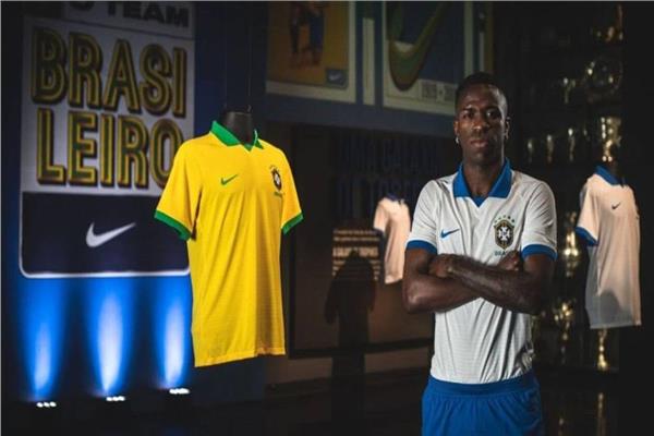 نجم ريال مدريد فينيسيوس جونيور يستعرض قمصان منتخب البرازيل