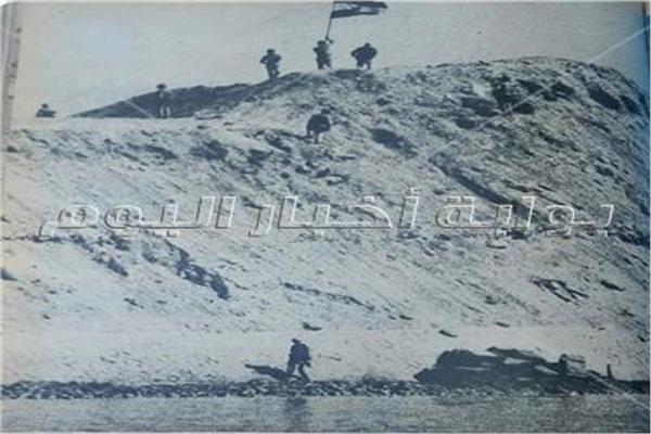أول صورة لرفع العلم المصري في سيناء يوم حرب أكتوبر