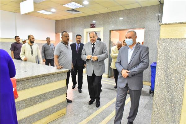 محافظ أسيوط يتفقد سير العمل بأقسام مستشفى المبرة للتأمين الصحى 