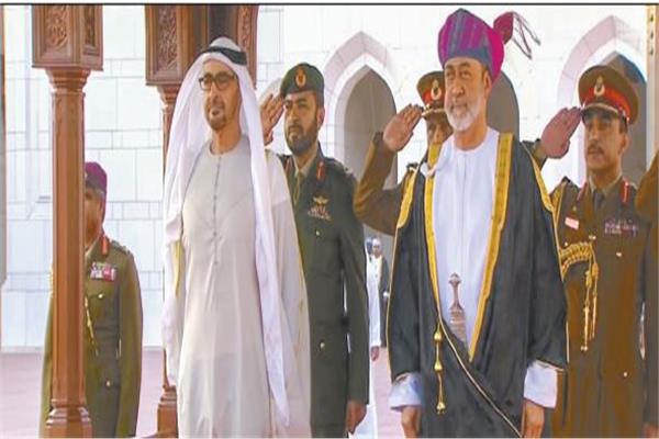 السلطان هيثم بن طارق سلطان عمان أثناء استقباله الشيخ محمد بن زايد رئيس دولة الإمارات