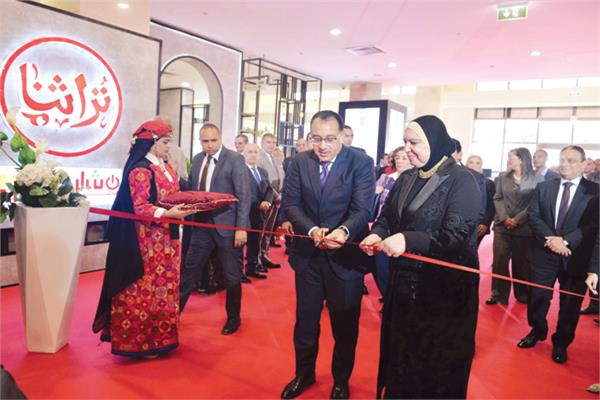 رئيس الوزراء د.مصطفى مدبولى أثناء افتتاحه معرض «تراثنا»