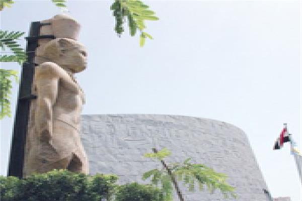 تمثال بطليموس يتصدر واجهة مكتبة الإسكندرية