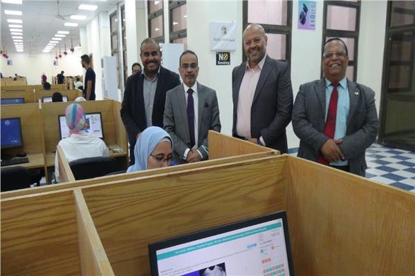 للمرة الأولى .. جامعة المنيا تعقد الامتحانات العملية لطلاب الطب إلكترونيًا