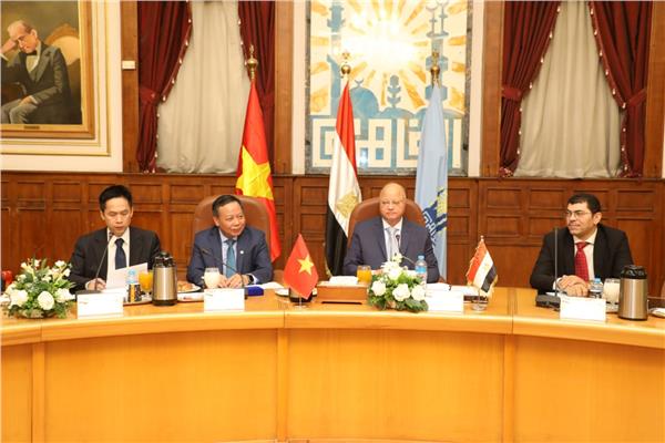محافظ القاهرة يستقبل وفد فيتنامي 