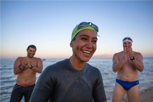مريم بن لادن أول سباحة عربية تجتاز البحر الأحمر 