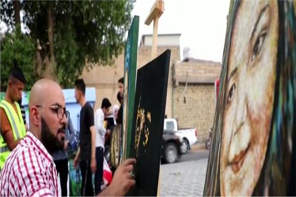 فنان عراقي يدهش العالم للرسم بهذه الطريقة 
