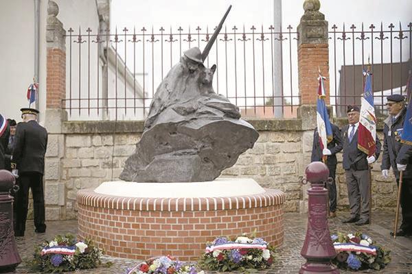 النصب التذكارى الذى دشنته فرنسا