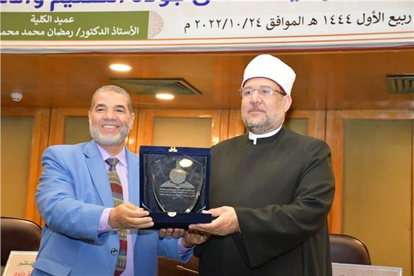 «الدراسات الإسلامية» تكرم وزير الأوقاف تقديرًا لجهوده في تجديد الخطاب الديني 